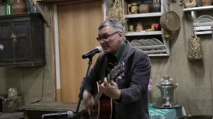 РУССКАЯ ДОРОГА 
По плачущей земле, не чуя сапогов, 
Наш обескровленный отряд уходит от врагов, 
Пита