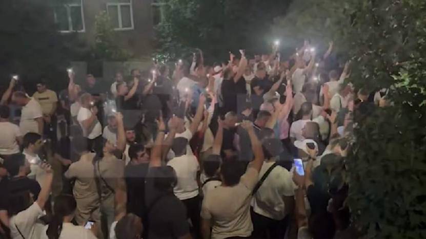 Сторонники Карапетяна собрались у здания суда в ожидании решения по делу бизнесмена