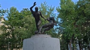 скульптура футболисты