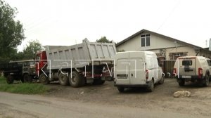 Предприимчивый автолюбитель посёлка Горбатовка устроил стоянку большегрузов прямо в частном секторе