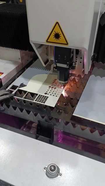 Резка металла на оптоволоконном лазерном станке для резки металла XTC-1560H/6000 Raycus смотреть онлайн