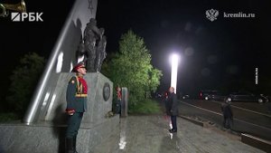 Путин в Магадане возложил 20 роз к мемориалу летчикам СССР и США