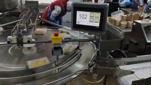 Накопительный стол для готовой продукции с системой подсчета.