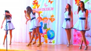 Красивые школьницы танец