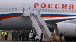 Американские солдаты расстилают красную дорожку для президента России Путина.