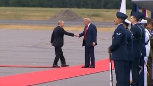 Президенты России и США встретились на красной дорожке и сели в один автомобиль.