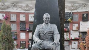 Новодевичье кладбище, могилы знаменитых людей. Памятник Владимиру Жириновскому, Александру Лебедю