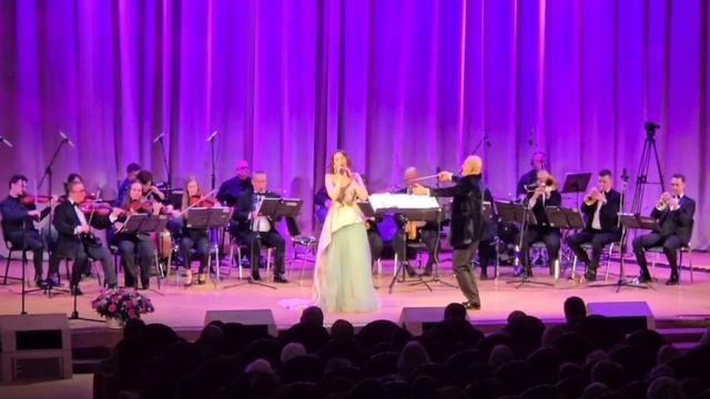 Дирижёр Андрей Балин. Певица Наталья Риттер с оркестром Андрея Балина.