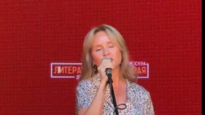 Надежда Цветкова читает стихи в «Литературной гостиной Дмитрия Кравченко»