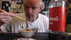 мукбанг фаршированые макароны булочка сырная и  cola  добрый