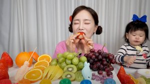 🔥🍲 Мукбанг и Mukbang с Радужным Чудом: Фрукты и Желе с Мисо! 🌈🍇