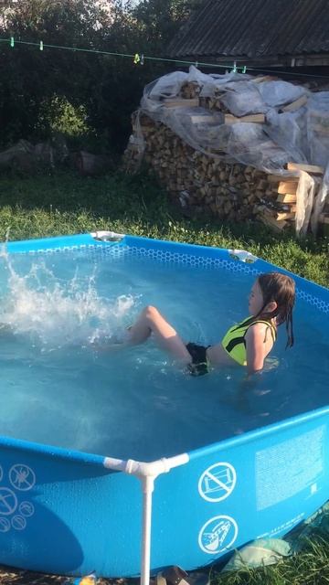 Купаемся в бассейне с Аланом. Кармаскалы. смотреть онлайн