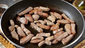 Жареная свинина кусочками с луком