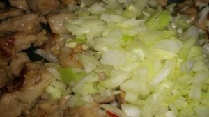 Жареная лапша со свининой