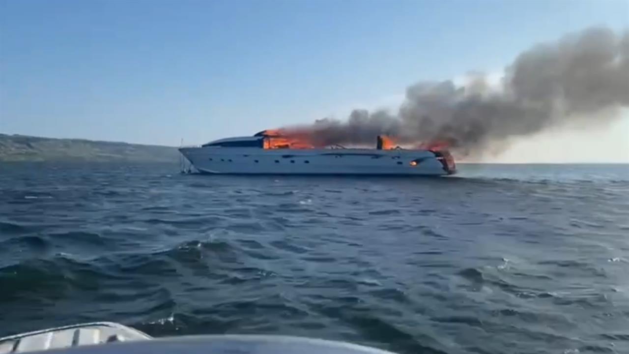 Появились кадры горящей на Волге яхты