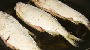 Жареная рыба на сковороде