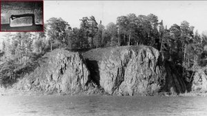 В тайге обвалился берег реки и обнажил  зал с саркофагами