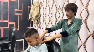 Интенсивный индийский массаж головы от молодого уличного парикмахера