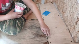 Доделываем пол. Стелим линолеум.