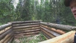 ДОБРАЛСЯ ДО СГОРЕВШЕЙ ИЗБЫ, А ТАМ? ТРОЮ БРЕВЕНЧАТЫЙ ДОМИК ОТШЕЛЬНИКА. МЕДВЕДЬ ХОДИТ РЯДОМ.