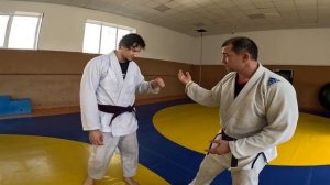 Сломаешь пальцы любому  на улице и  в зале -это по правилам. Освобождение от захвата.