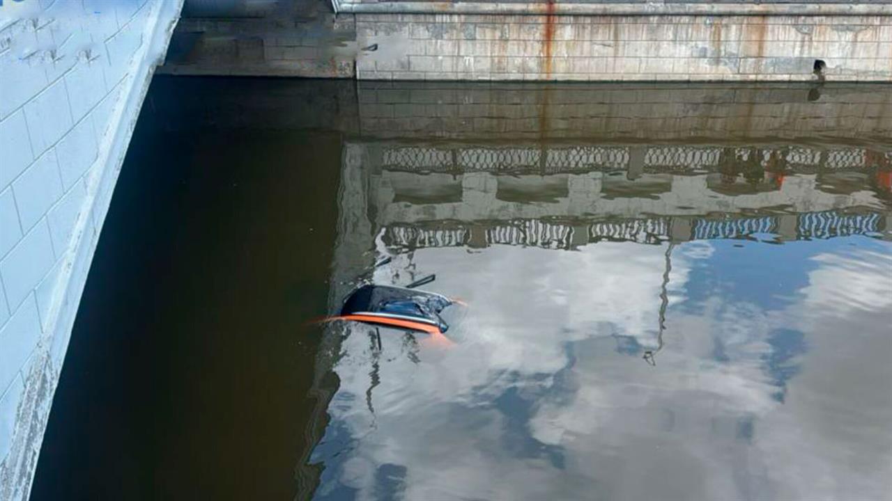 Автомобиль каршеринга упал в реку в Москве после ДТП