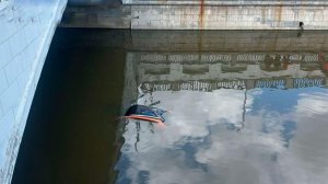 Автомобиль каршеринга упал в реку в Москве после ДТП