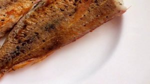 Жареная рыба с помидорами