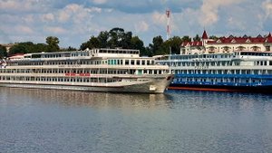 теплоход от «Владимира Ильича» к «Санкт-Петербургу»