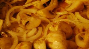 Жареная свинина с грибами