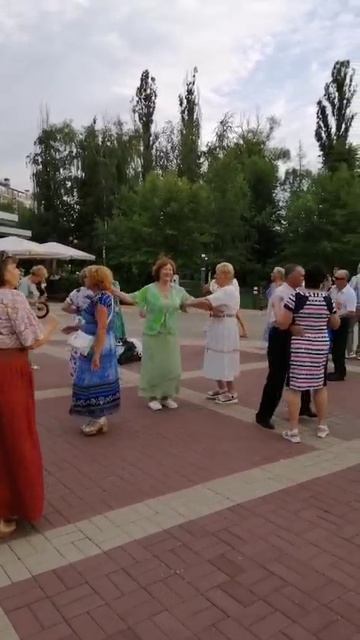 БЕЛГОРОДЦЫ ТАНЦУЮТ