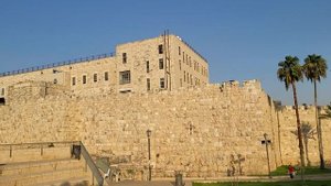 Экстремальный спуск со стен Старого города Иерусалима и напиток для взрослых - вода