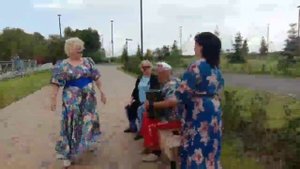 Ну-ка, хлопцы, поднажмём,
Чтоб частушке был разгон!