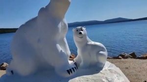 Скульптурная композиция «Умка с мамой», расположенная в городе Полярные Зори