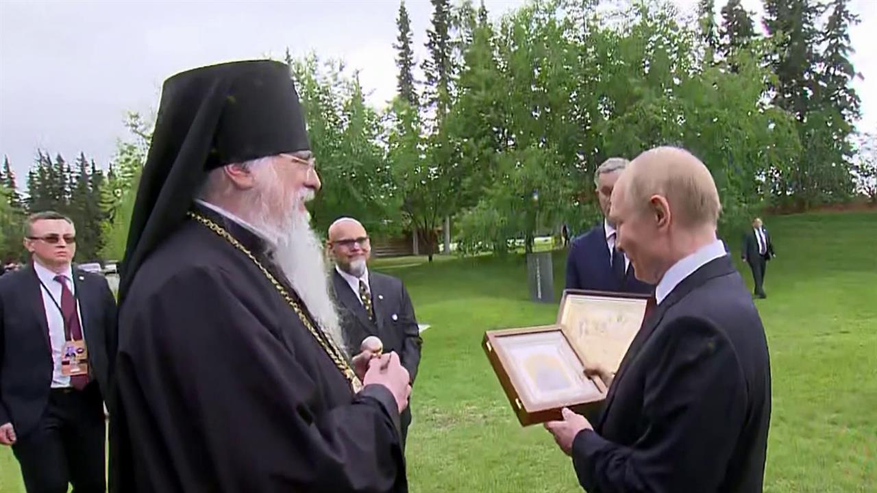 Владимир Путин подарил икону архиепископу Ситкинскому и Аляскинскому Алексию