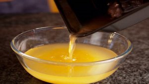 Жареная утка с соусом из красной смородины