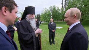 Владимир Путин посетил кладбище Форт-Ричардсон и пообщался с архиепископом Ситкинским и Аляскинским.