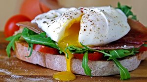 ЯЙЦО ПАШОТ ЗА 1,5 МИНУТЫ В МИКРОВОЛНОВКЕ.