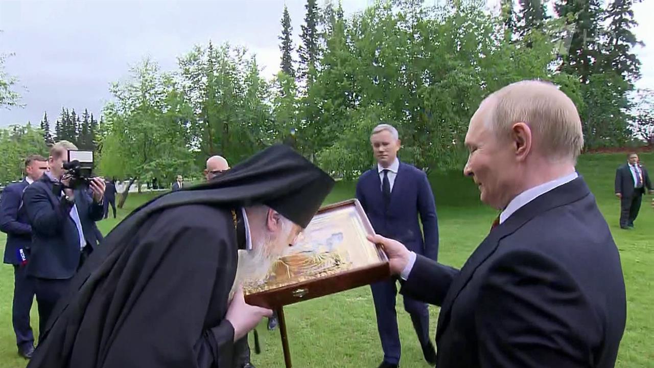 На Аляске Владимир Путин пообщался с американским православным священником и подарил ему две иконы