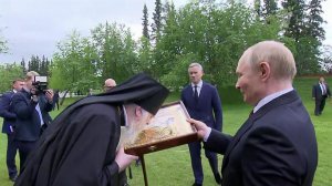 На Аляске Владимир Путин пообщался с американским православным священником и подарил ему две иконы