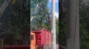 Мусоровоз во дворе