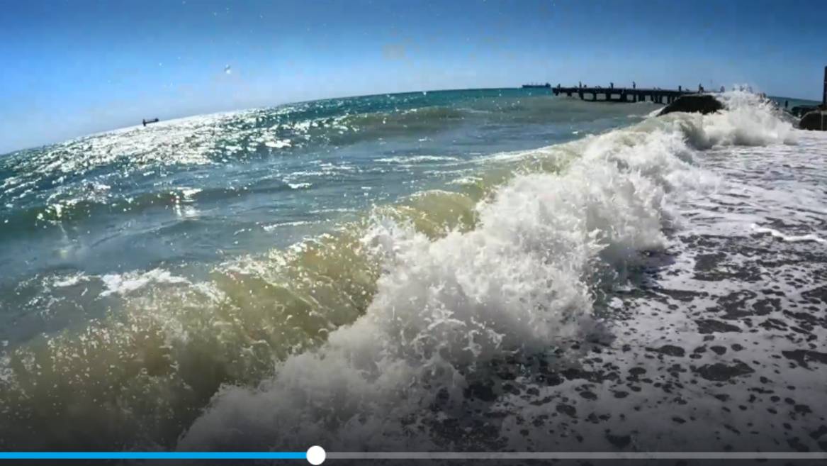 ТУРИСТ НАШЕЛСЯ.МОРЕ ШТОРМИТ В КРЫМУ смотреть онлайн