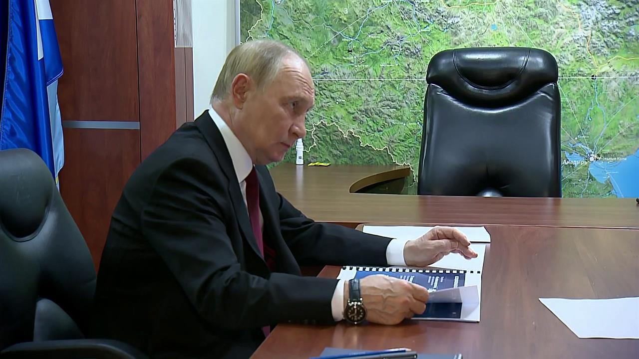 Владимир Путин и Владислав Кузнецов обсудили социально-экономическое развитие Чукотки