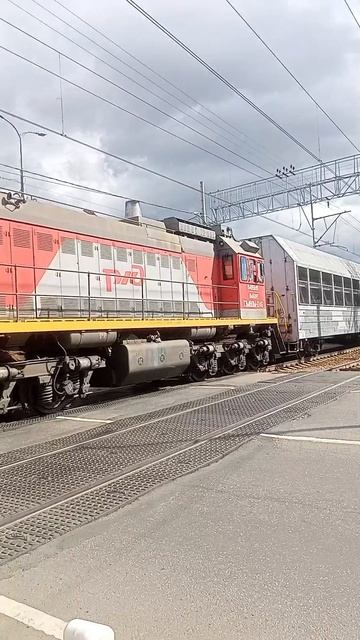 Грузовой ЧМЭ3 проезжает станцию # shorts