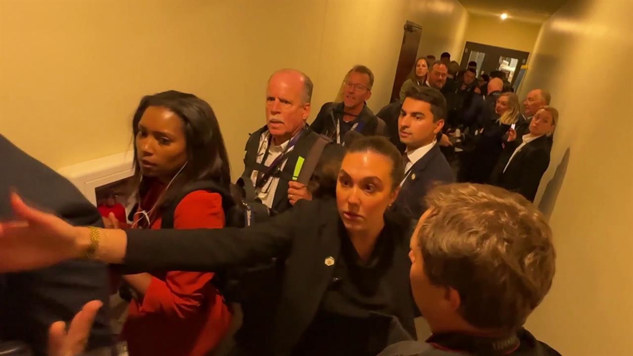 Закулисье переговоров на Аляске: спартанские условия работы журналистов на армейской базе