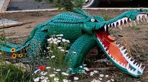Весна бригадир. Устанавливаем крокодила на газоне.