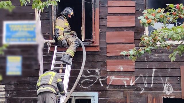Огнеборцы ликвидировали пожар в расселенном бараке на улице Калараша в Хабаровске смотреть онлайн