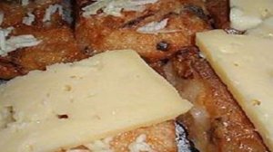 Жареная рыба с чесноком и сыром