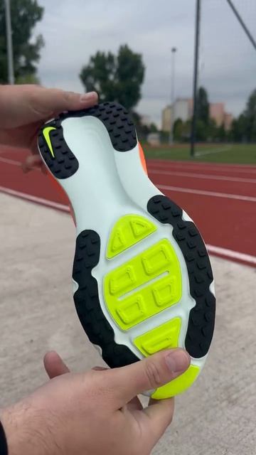 Спортивная модель Nike Vomero 18 смотреть онлайн