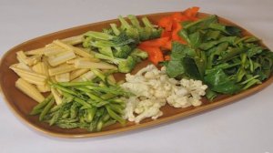 Жареная лапша с овощами